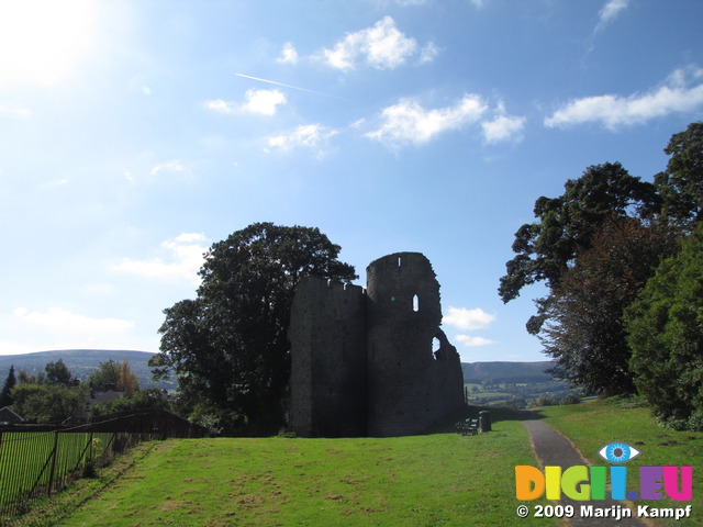 SX09655 Silhouette of Crickhowell Castle